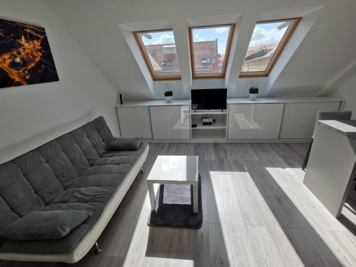 Antracit Apartman - Free Parking Pécs Esterno foto