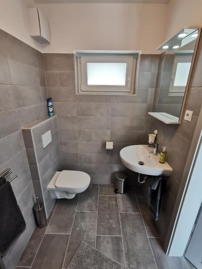 Antracit Apartman - Free Parking Pécs Esterno foto